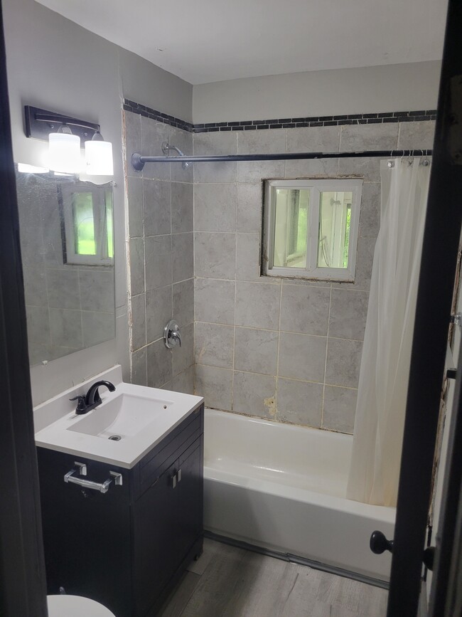 Main Bathroom (Full) - 2550 W Walnut St