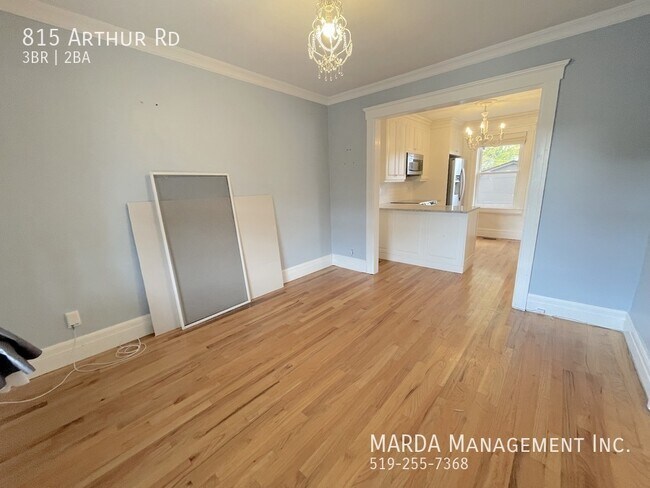 Photo du bâtiment - CHARMING 3 BED/1.5 BED HOME IN CENTRAL WINDSOR + UTILITIES