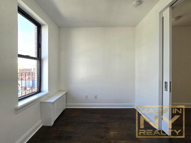 Foto del edificio - 3 bedroom in ASTORIA NY 11103