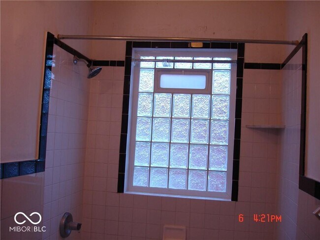 Foto del edificio - 5223 E 10th St
