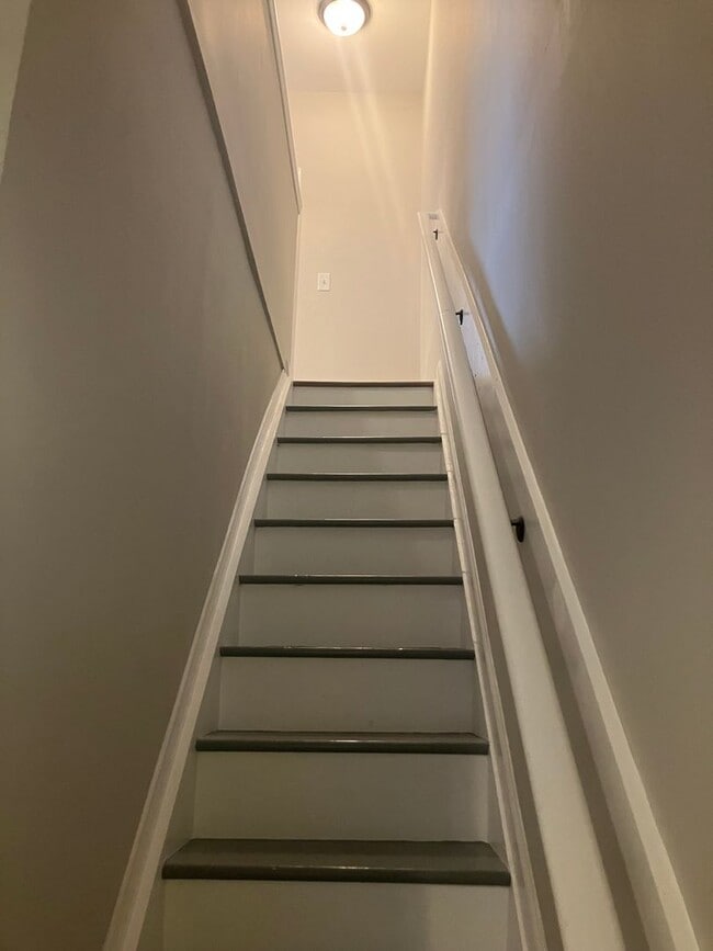 Building Photo - 512 N Curley St