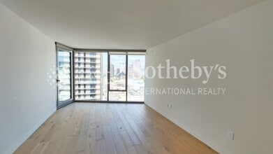 Building Photo - 1001 Queen St