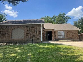 Building Photo - 2621 Independence Dr