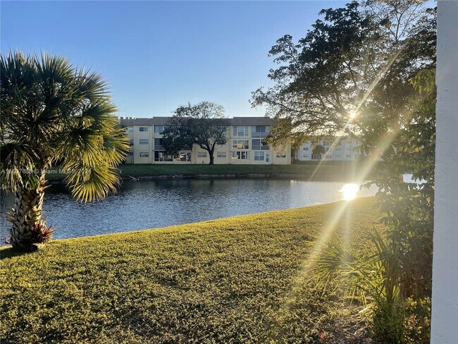 Foto del edificio - 8510 Sunrise Lakes Blvd