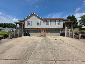 Building Photo - 3619-3621 Thornhill Cir E