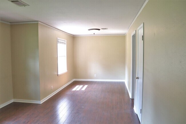 Foto del edificio - Charming 3-Bedroom + BONUS SUNROOM