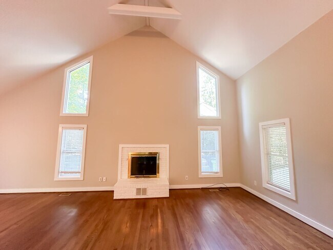 Building Photo - Great Newly Renovated Home Near North Hill...