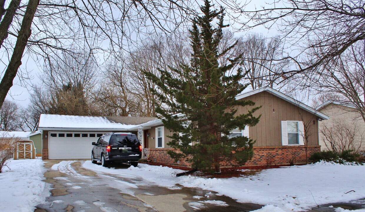 Primary Photo - 2409 Parklake Dr
