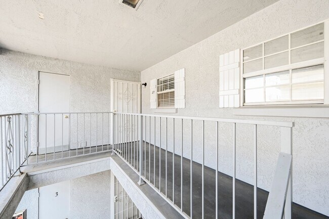 Foto del edificio - LOCATION! LOCATION! LOCATION! 2 bed 2 bath near UNLV & Las Vegas Strip!