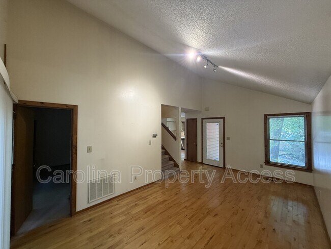 Building Photo - 113 S Peak Dr