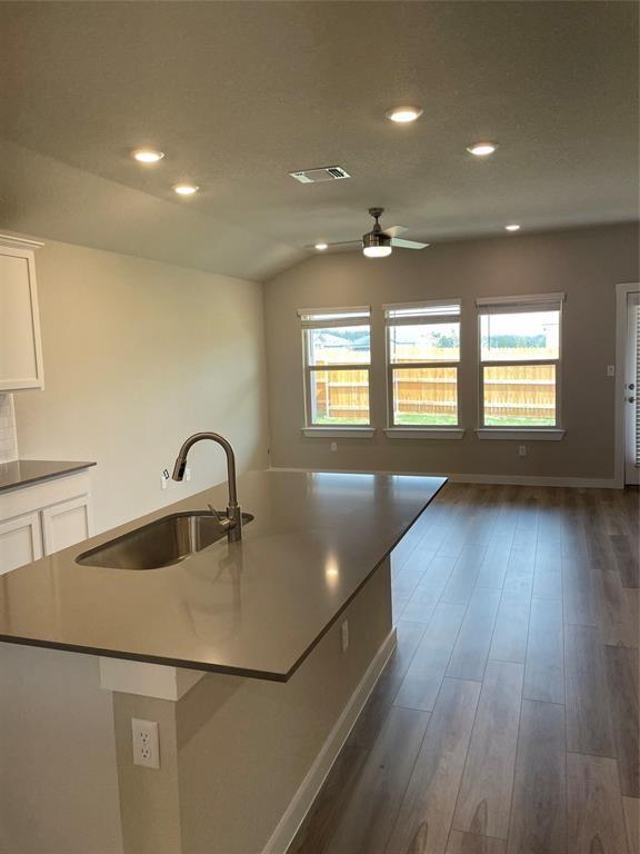 Building Photo - 601 Veneta Ln