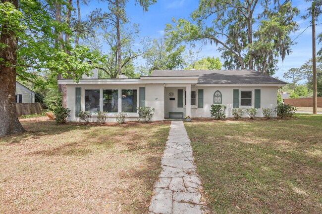 Foto del edificio - Spacious 4-Bedroom, 2.5-Bath Home E Duffy