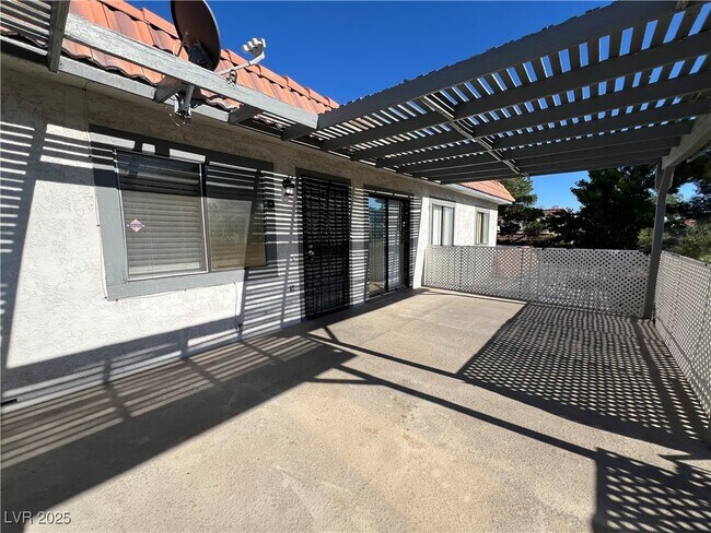 Foto del edificio - 1009 Willow Tree Dr