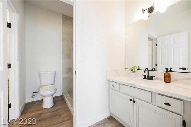 Building Photo - One Bedroom Condo in Green Valley