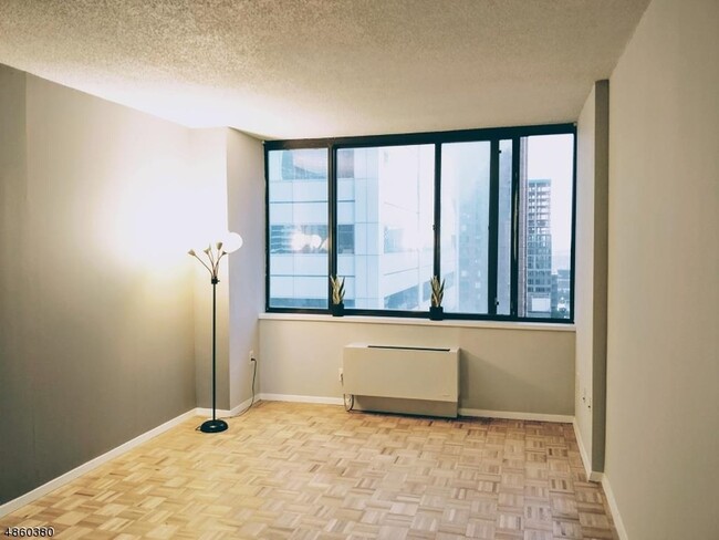 Building Photo - 45 River Dr S