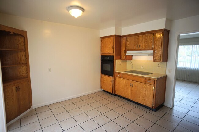 Building Photo - Cute Apartment in East Bakerfield