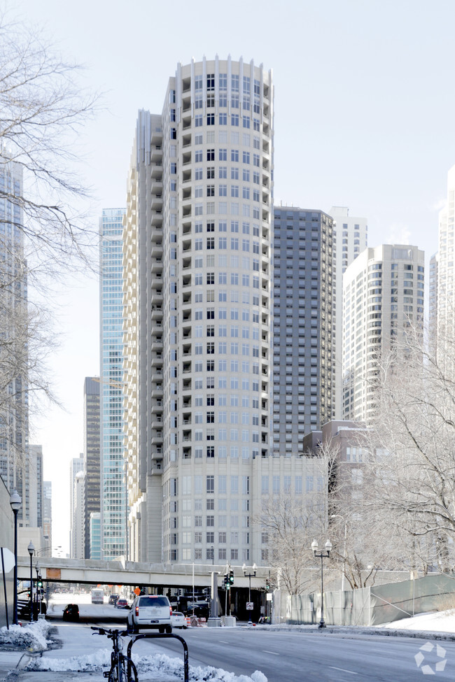 Building Photo - 530-540 N Lake Shore Dr