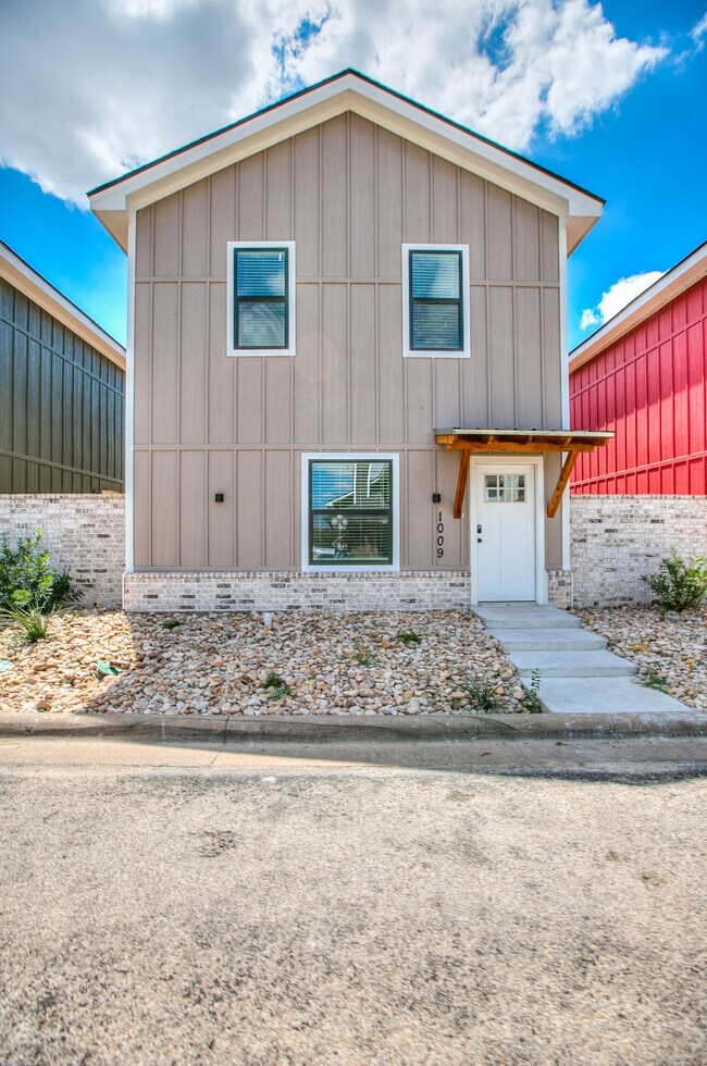 Foto del edificio - 1009 Holiday Dr