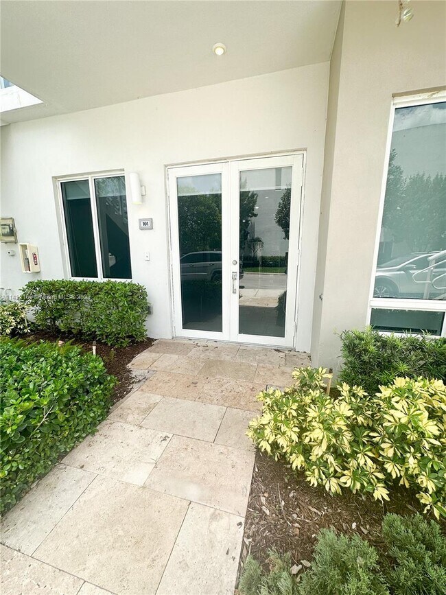 Foto del edificio - 6310 NW 103rd Pl