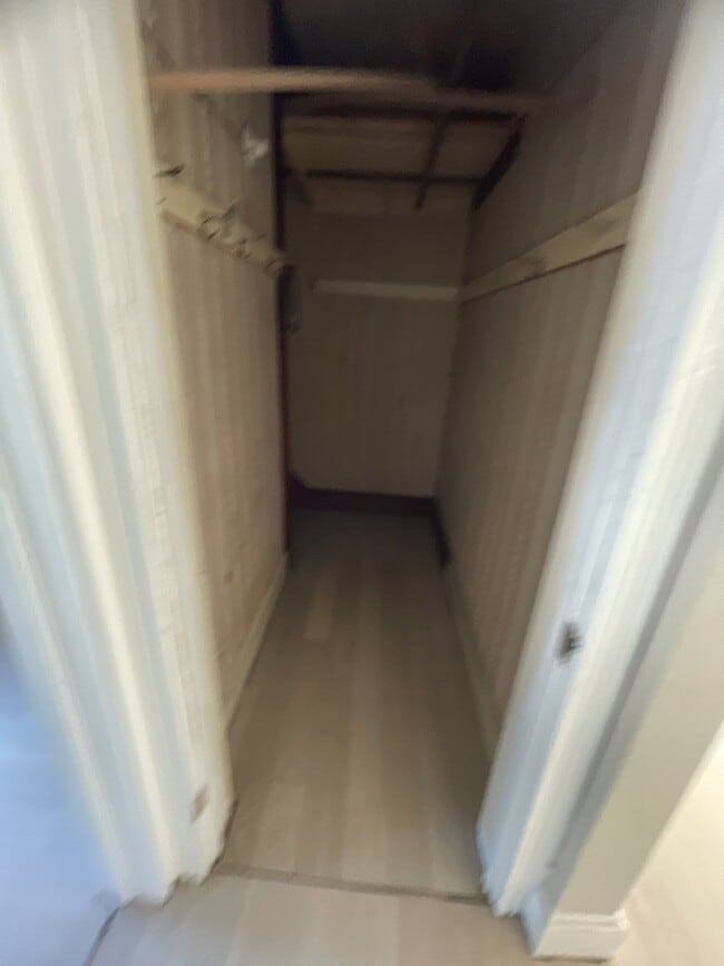 Building Photo - 582 Sunbury St