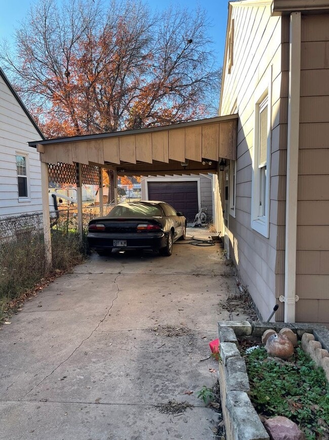 Building Photo - 1515 Woodland N