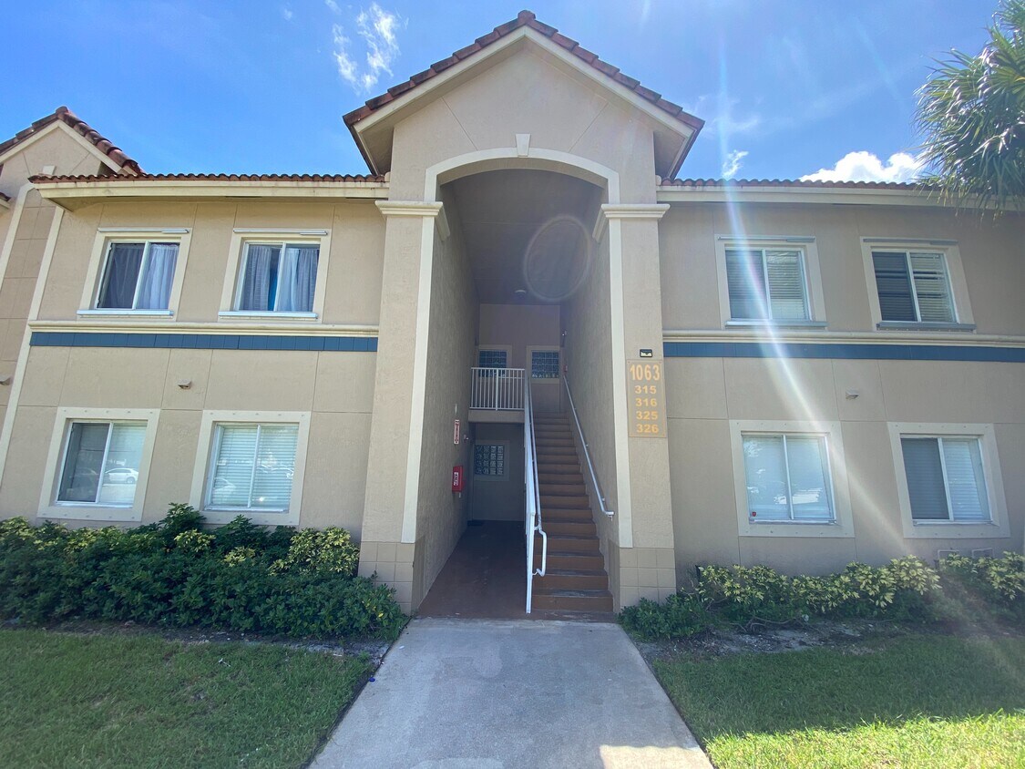 Foto principal - 1063 Golden Lakes Blvd
