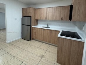 Building Photo - 713 SW 44th Ct