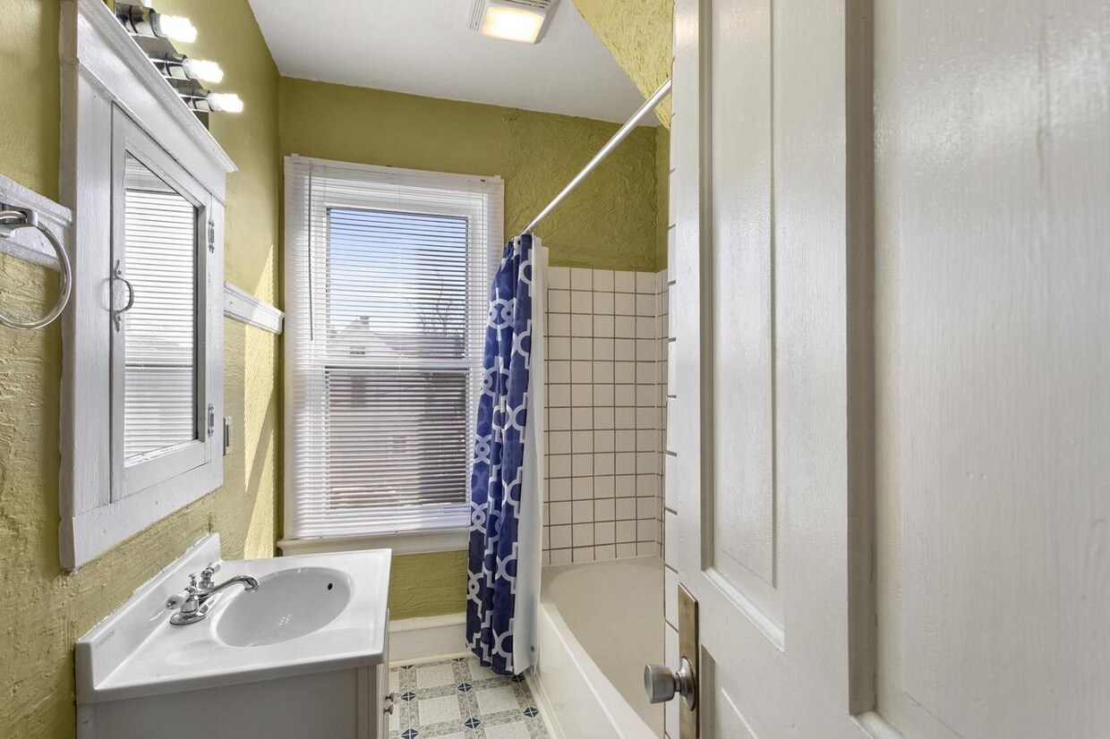 Bathroom - 913 Saint Clair Ave