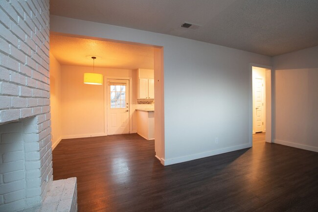 Building Photo - 1602 Parker Ln