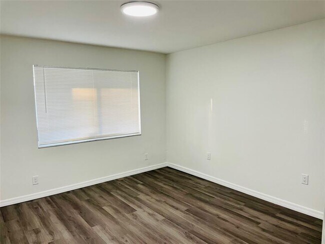 Building Photo - 5603 NW 27th Ct