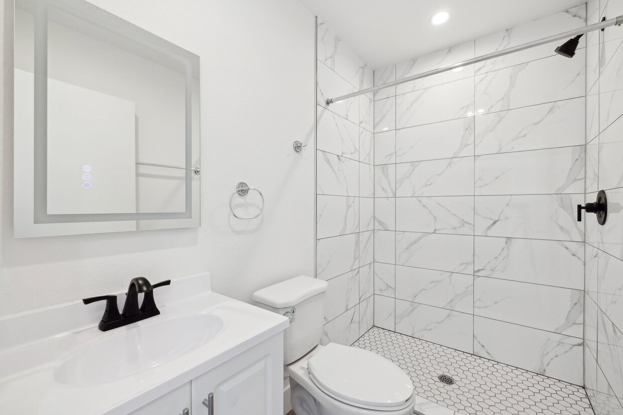 Building Photo - 1348 W 37th Pl