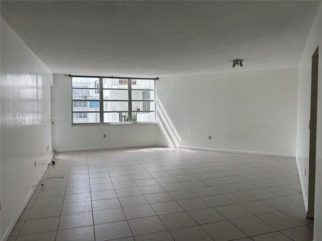 Foto del edificio - 2750 NE 183rd St