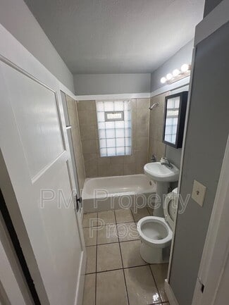 Building Photo - 3843 N 24th Pl