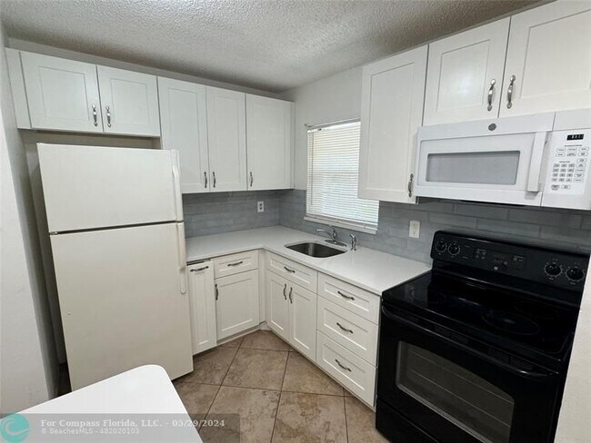 Foto del edificio - 402 Lakeside Dr