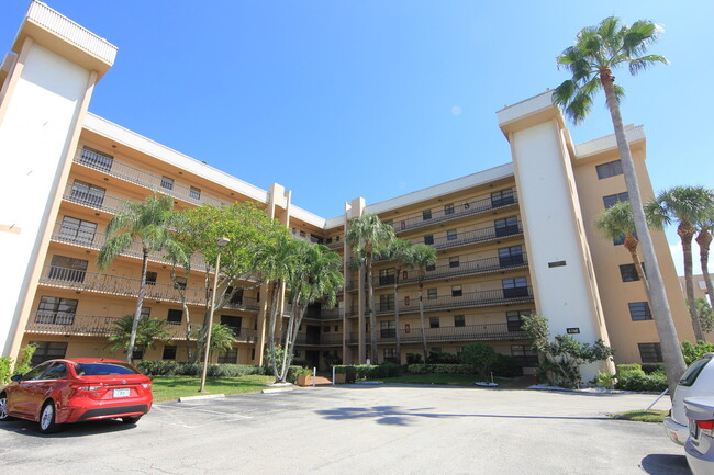 Foto del edificio - 4700 Lucerne Lakes Blvd