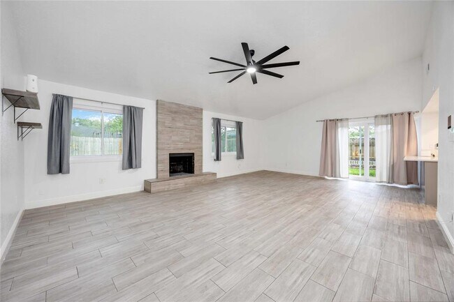 Foto del edificio - 11502 Lansbury Dr