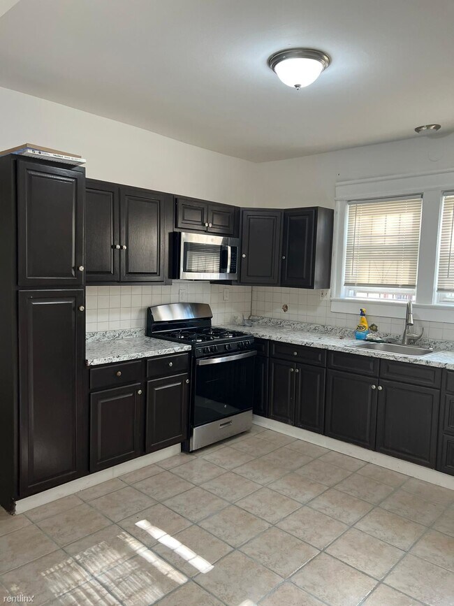 Foto del edificio - 4 br, 1 bath Triplex - 43 Chelsea Ave