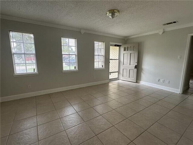 Foto del edificio - Three Bedroom, Two Bath