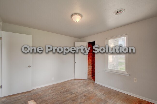 Building Photo - 200 E 69th Pl