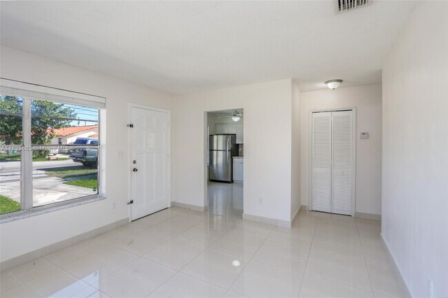 Foto del edificio - 3156 SW 27th St