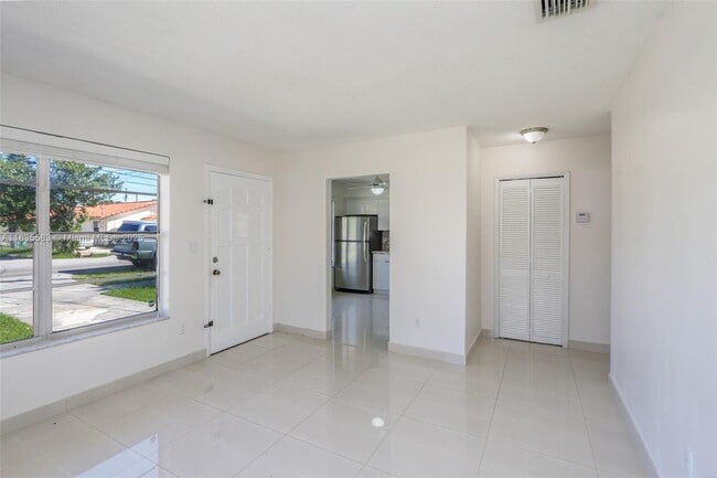 Building Photo - 3156 SW 27th St