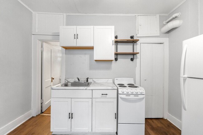 Building Photo - One bedroom available for a move in right ...