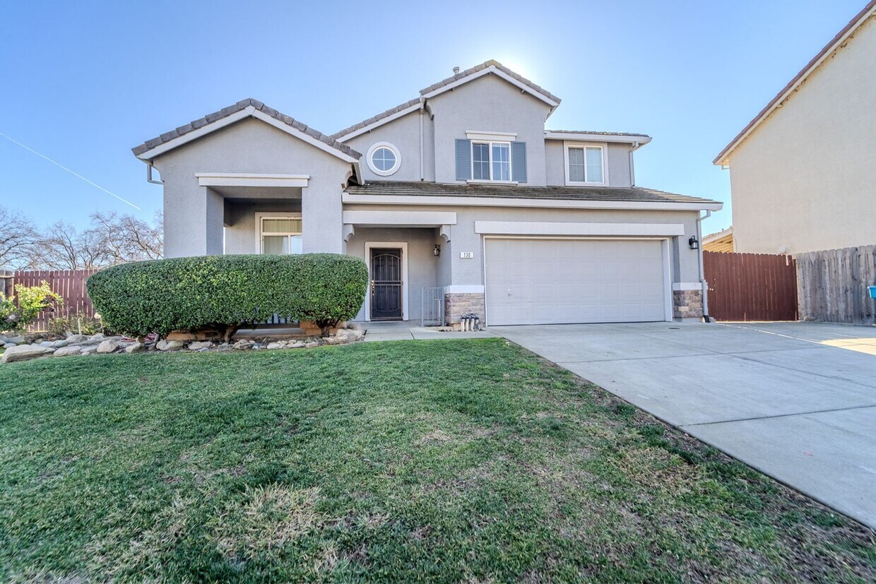 Foto principal - ? Spacious 4-Bedroom, 2.5-Bathroom Home in...