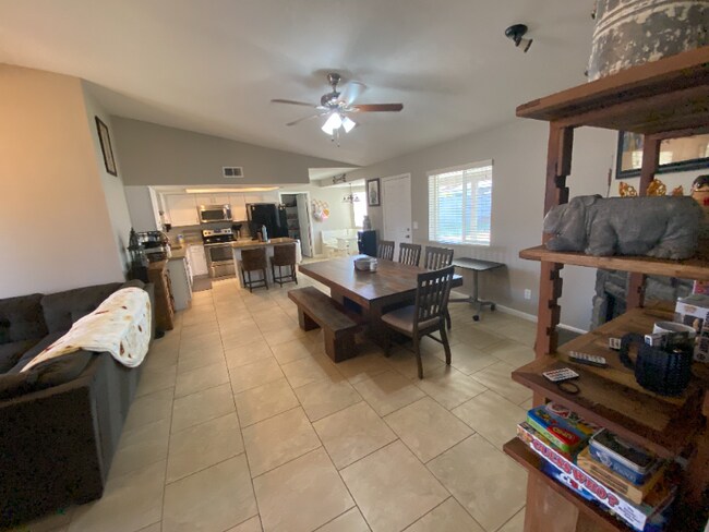Foto del edificio - 6360 E Ivy St