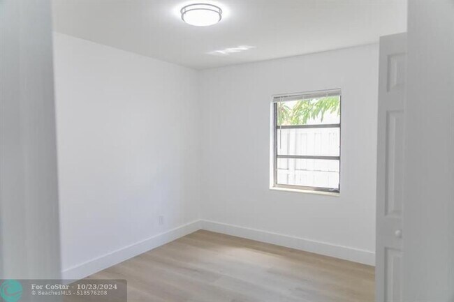 Building Photo - 211 NE 41st St