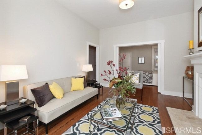 Building Photo - 3BR/2BA Renovated Victorian Full Floor Fla...