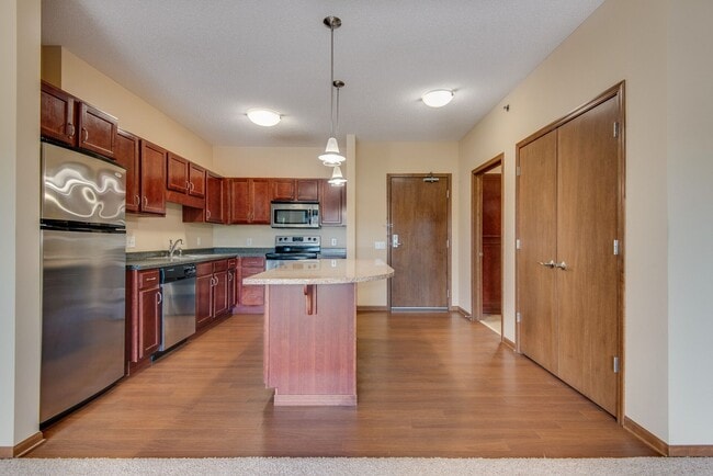 Foto del edificio - Oaks Glen Lake Apartments