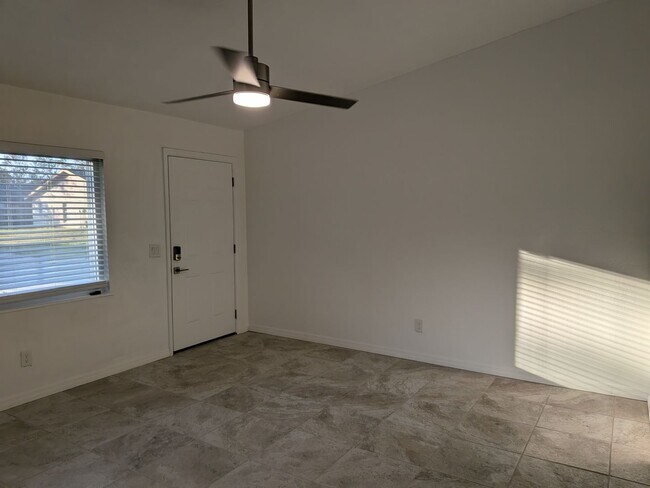 Building Photo - Updated 2/2 Duplex in Crystal River