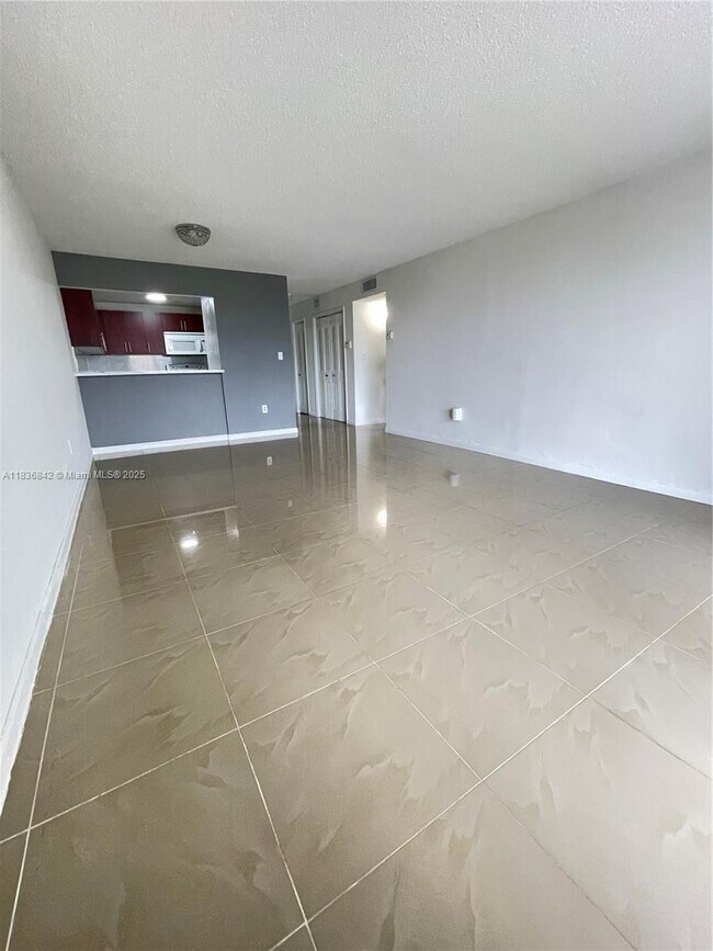 Foto del edificio - 6950 Miami Gardens Dr