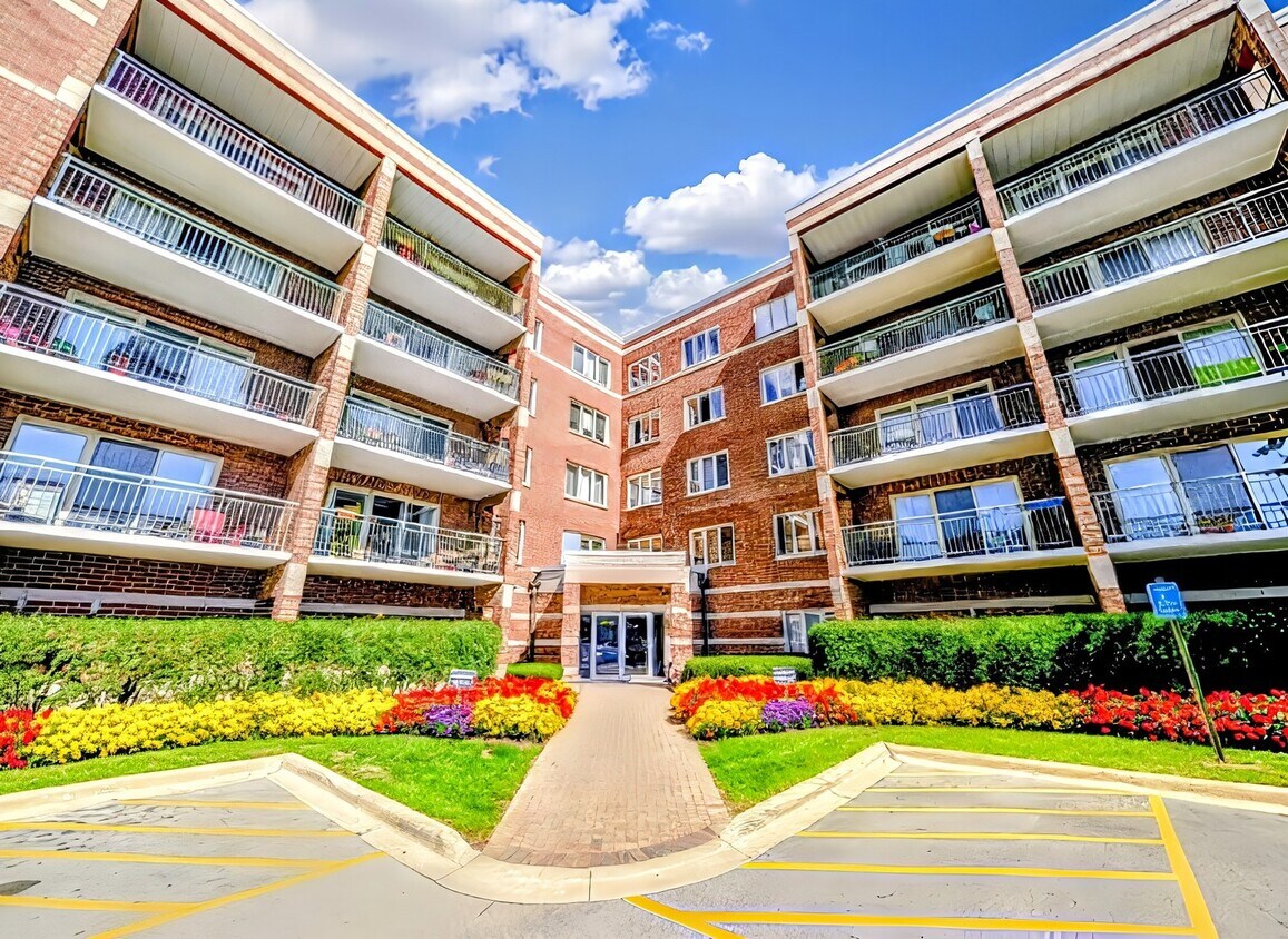 Foto principal - 6400 W Berteau Ave
